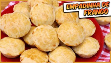 Empadinha de frango pronta para servir, com massa dourada e recheio cremoso