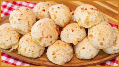 Pão de queijo assado com superfície dourada