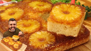 Bolo de abacaxi caramelizado servido em fatias