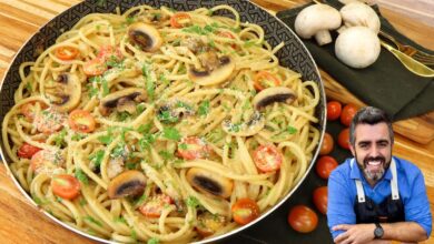 Prato de macarrão espaguete com cogumelos, tomates cereja e molho cremoso