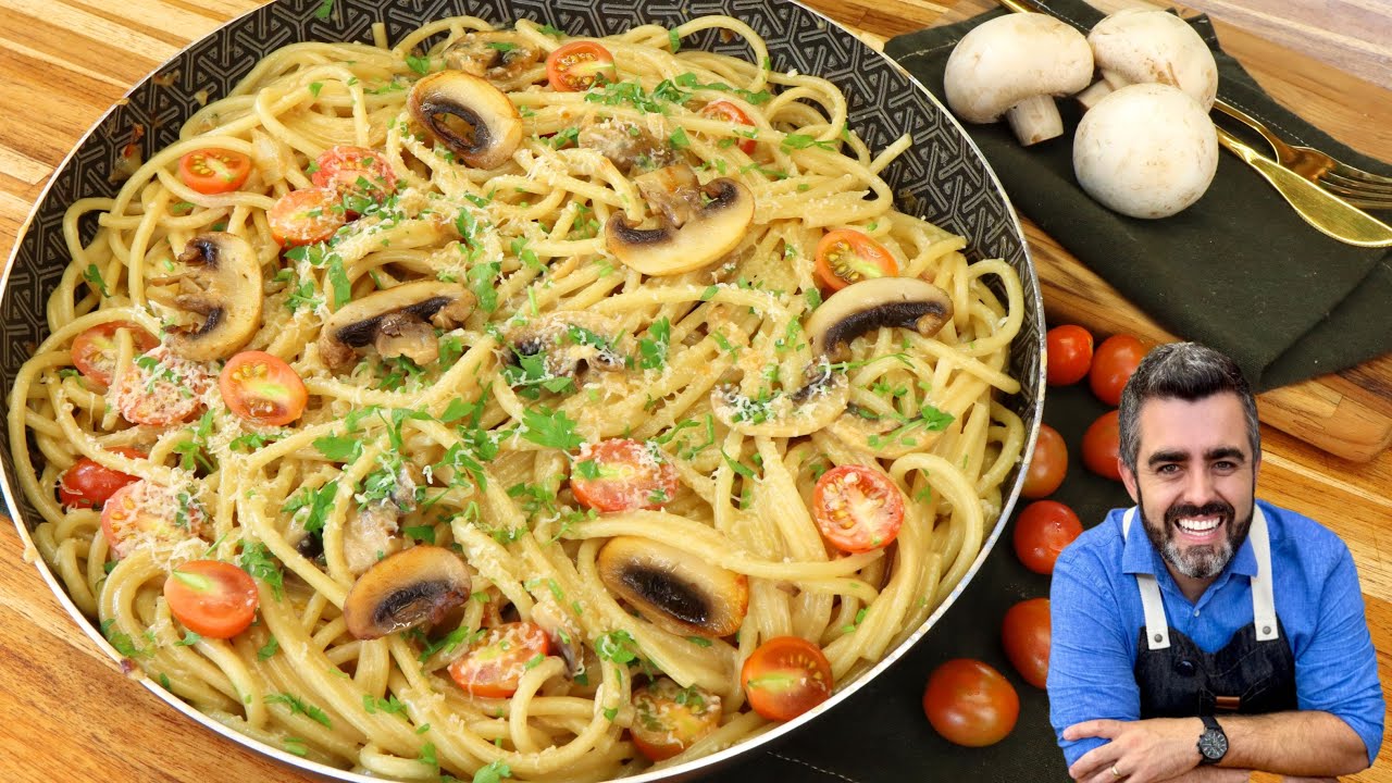 Prato de macarrão espaguete com cogumelos, tomates cereja e molho cremoso