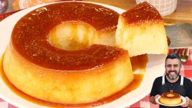 Pudim de tapioca cremoso servido em fatias