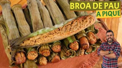 Broa de pau a pique com amendoim e rapadura enrolada em folhas de bananeira