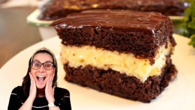 Bolo de prestígio molhadinho com cobertura de chocolate meio amargo