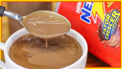 Chocolate quente cremoso servido em xícara