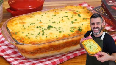 Prato de escondidinho de carne moída cremoso com queijo gratinado