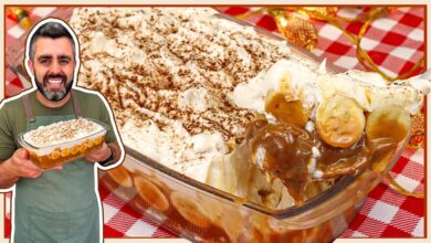Torta Banoffee na travessa com cobertura de chantilly e fatias de banana