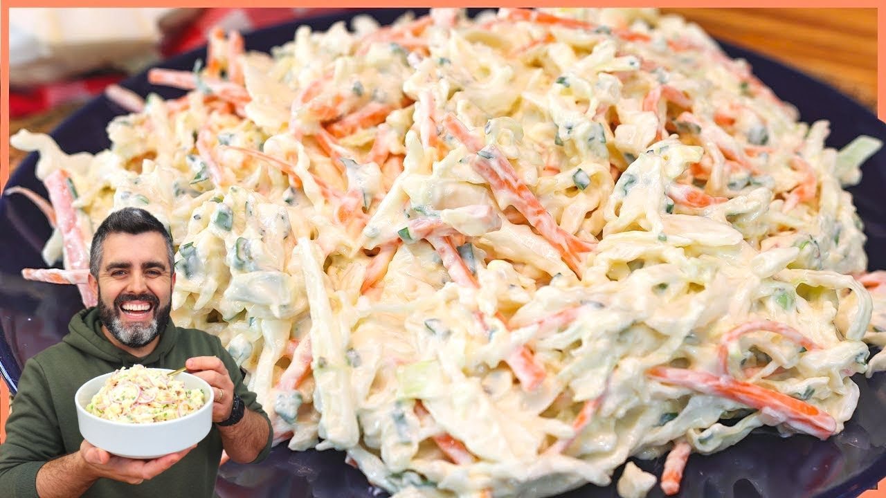 Salada cremosa de repolho com maçã, cenoura, cebola roxa e ervas frescas