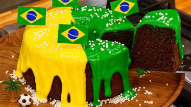 Bolo verde e amarelo com cobertura de brigadeiro cremoso