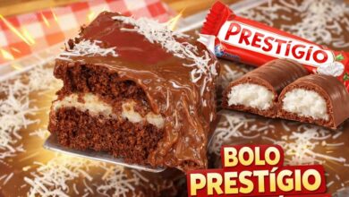 Bolo Prestígio caseiro com cobertura de chocolate e recheio de coco cremoso