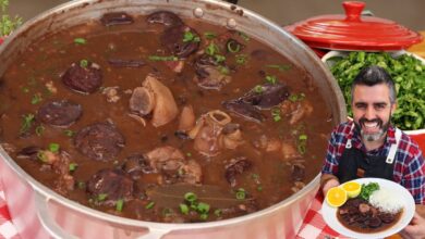 Feijoada tradicional com carnes e feijão preto