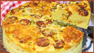 Fatia de torta caipira salgada com calabresa e legumes