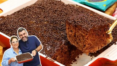 Bolo de chocolate com cobertura e granulado